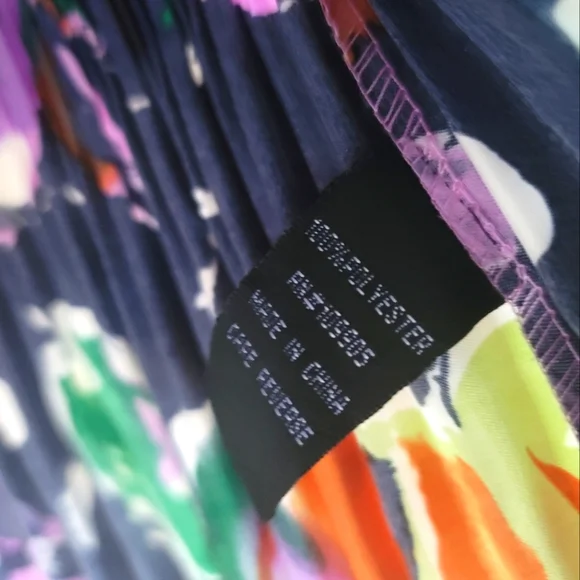 * SOLD* MILANO | FLORAL CRINKLED V-NECK SLEEVELESS TOP - Picture 3 of 4